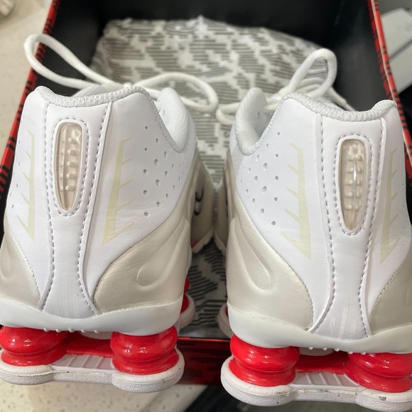Nike Shox R4
White Phantom Picante Red (GS)
6y-7.5w - Picture 4 of 7